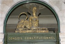 Un nouveau membre du Conseil constitutionnel (M. CHARASSE pour ne pas le nommer) confond le principe d'indépendance des universitaires en visant un prétendu principe d'inamovibilité... et le Parlement l'écoute. Le Pr. GUGLIELMI s'indigne. Un nouveau membre du Conseil constitutionnel (M. CHARASSE pour ne pas le nommer) confond le principe d'indépendance des universitaires en visant un prétendu principe d'inamovibilité... et le Parlement l'écoute. Le Pr. GUGLIELMI s'indigne.