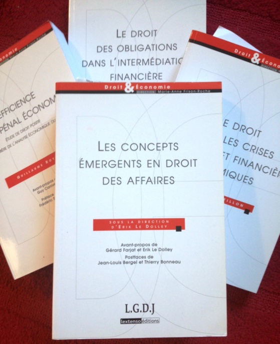 La montée des "Systèmes" en Droit, Objets Juridiques Non Identifiés. Les "dark pools", marchés financiers confidentiels, à la une du journal Le Monde (16/12) et dans Les Echos (19/12) : de nouveaux risques pour les marchés financiers.