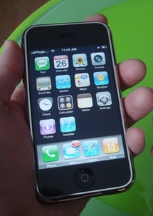 Fin de l’exclusivité de commercialisation du smartphone de la « grosse pomme » (ADLC, déc. n° 10-D-01, 11 janv. 2010, relative à des pratiques mises en œuvre dans la distribution des iPhones), par Frédéric Nadaud, Docteur en droit. Fin de l’exclusivité de commercialisation du smartphone de la « grosse pomme » (ADLC, déc. n° 10-D-01, 11 janv. 2010, relative à des pratiques mises en œuvre dans la distribution des iPhones), par Frédéric Nadaud, Docteur en droit.