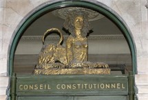 Un nouveau membre du Conseil constitutionnel (M. CHARASSE pour ne pas le nommer) confond le principe d'indépendance des universitaires en visant un prétendu principe d'inamovibilité... et le Parlement l'écoute.  Le Pr. GUGLIELMI s'indigne.