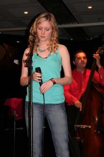 Fredrika STAHL est musicienne et interprète, suédoise mais très française, chante en anglais en vivant à Paris... et le juridique ? Fredrika STAHL est musicienne et interprète, suédoise mais très française, chante en anglais en vivant à Paris... et le juridique ?
