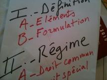 Le plan dichotomique dit "en deux parties" : le redoutable art de communication des juristes. Mais, pourquoi la dichotomie ? Le plan dichotomique dit "en deux parties" : le redoutable art de communication des juristes. Mais, pourquoi la dichotomie ?