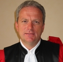 Du déclin du droit commercial et des professeurs de droit commercial. Non mais ! Professeur de droit commercial, économique et financier. Voilà désormais mon titre ! Du déclin du droit commercial et des professeurs de droit commercial. Non mais ! Professeur de droit commercial, économique et financier. Voilà désormais mon titre !