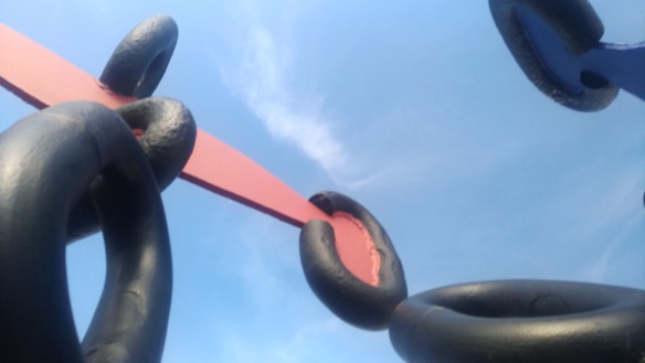 Le ciel à travers les chaînes... Le ciel à travers les chaînes...