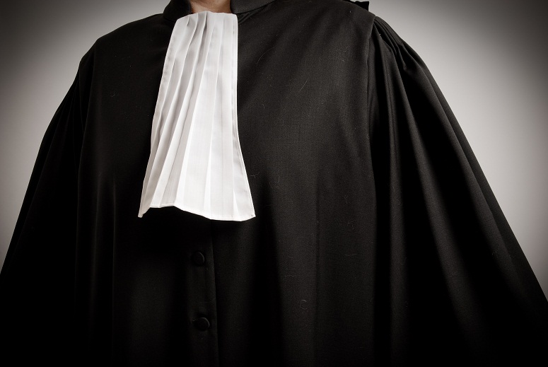 Pour passer le CAPA il faut avoir accompli un stage de 6 mois auprès d'un avocat et savoir garder son sang-froid... juridique et judiciaire !